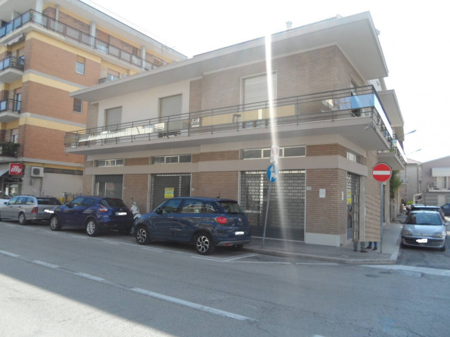 Locale commerciale in affitto a San Benedetto del Tronto