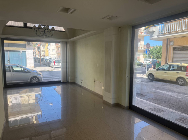 Locale commerciale in affitto a San Benedetto del Tronto