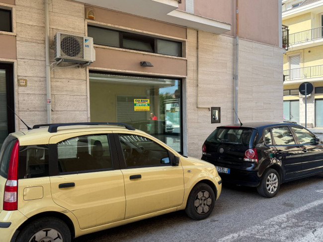 Locale commerciale in affitto a San Benedetto del Tronto