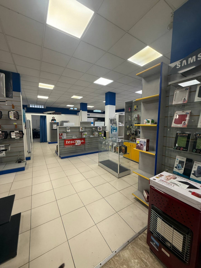 Locale commerciale in affitto a San Benedetto del Tronto