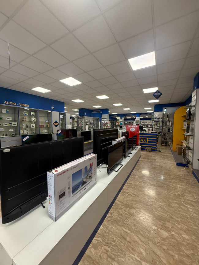 Locale commerciale in affitto a San Benedetto del Tronto