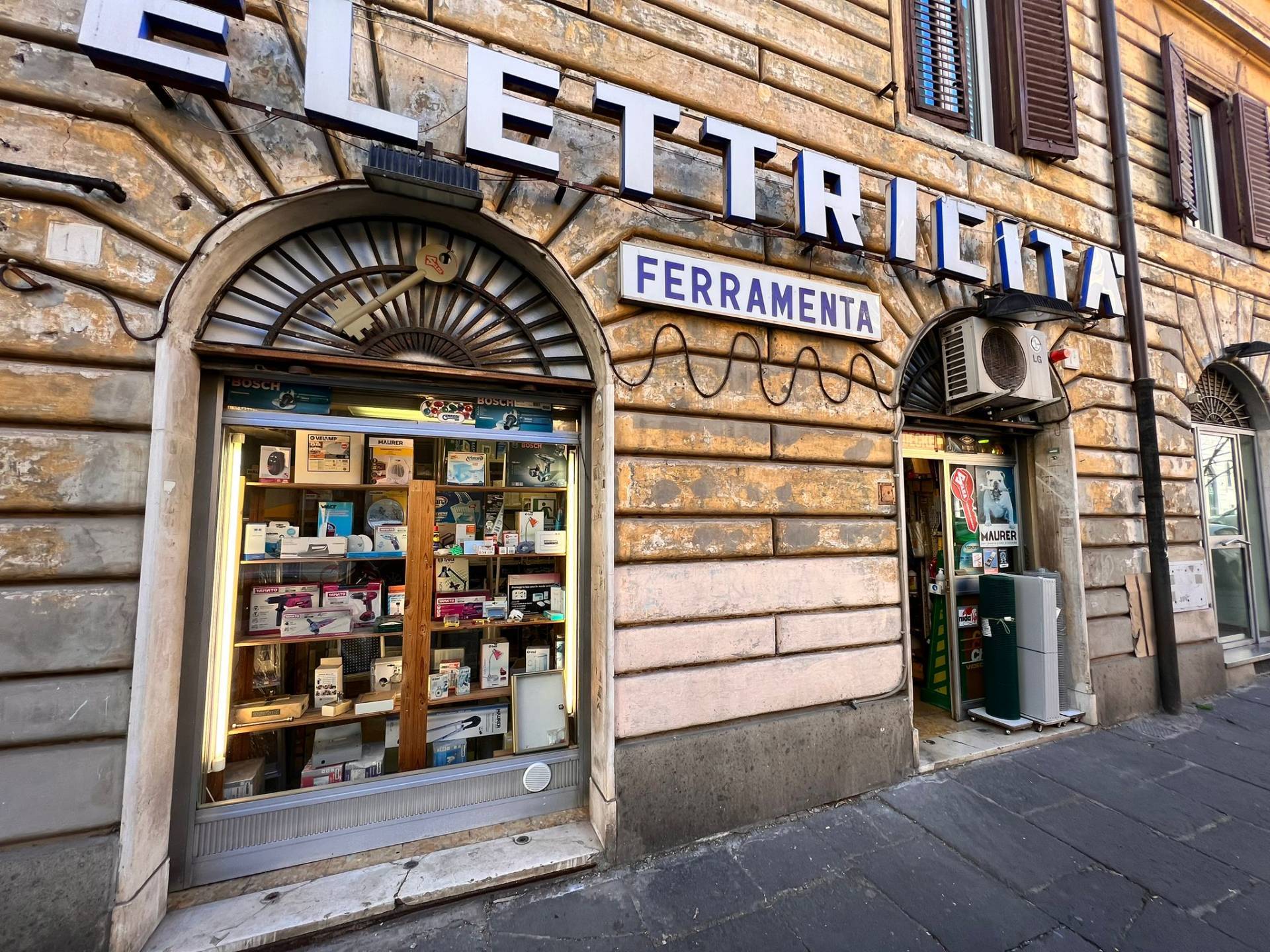 1111847345  in Via Guicciardini, Roma, Zona Manzoni