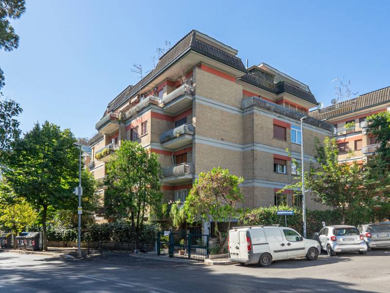 1231705 Plurilocale (7) in Viale Cortina D