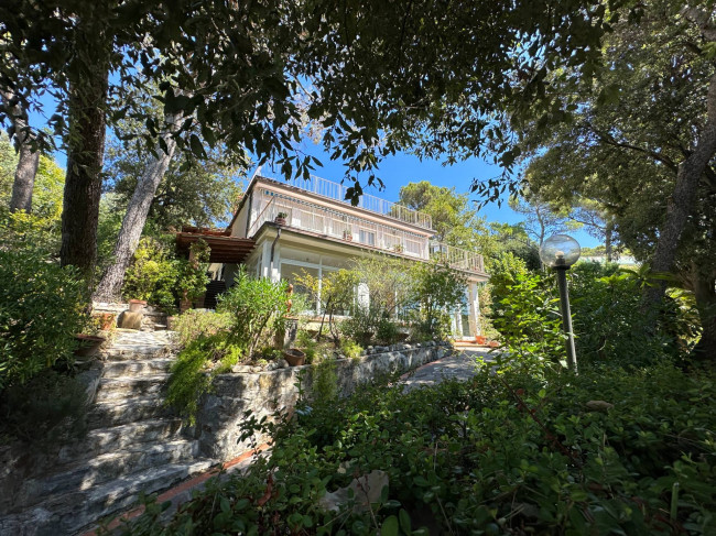 VILLA VISTA MARE in vendita a Livorno
