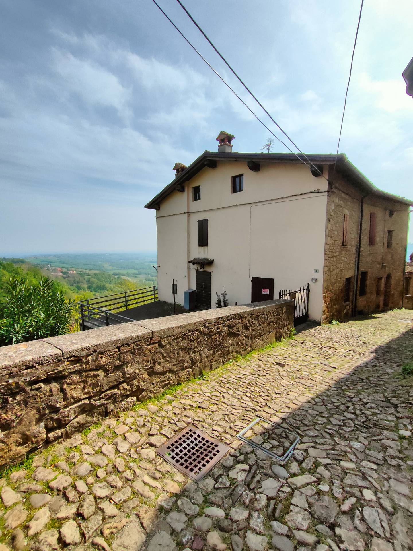 Casa indipendente in vendita a Vigoleno, Vernasca (PC)