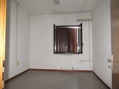 Fondo Commerciale in affitto a Forlì