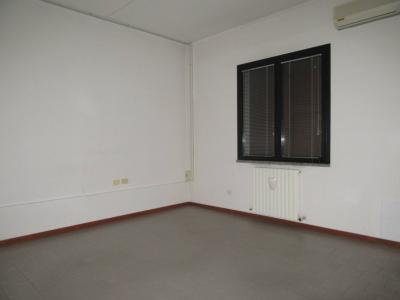 Fondo Commerciale in affitto a Forlì