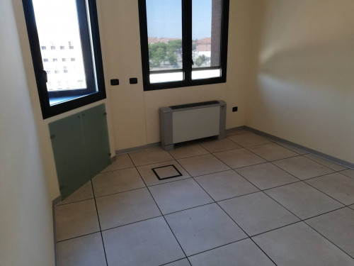 Fondo Commerciale in affitto a Forlì