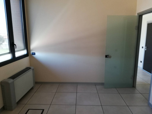 Fondo Commerciale in affitto a Forlì