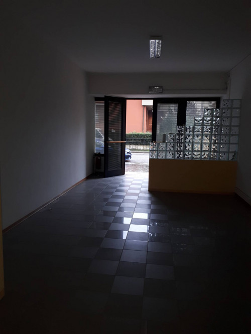 Fondo Commerciale in affitto a Capraia e Limite