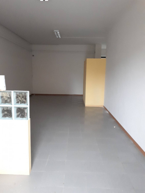 Fondo Commerciale in affitto a Capraia e Limite