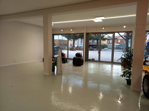 Fondo Commerciale in affitto a Cesena