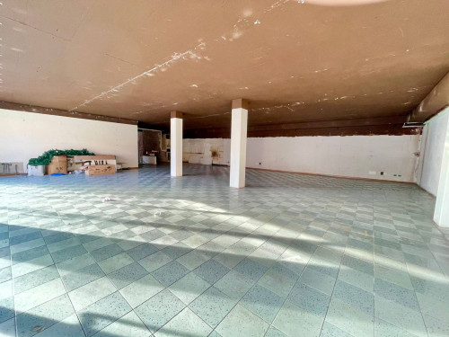 Fondo Commerciale in affitto a Lucca