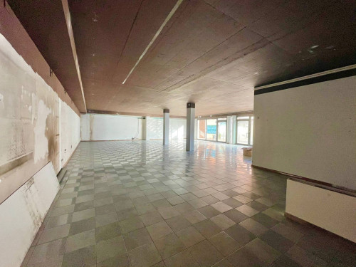 Fondo Commerciale in affitto a Lucca