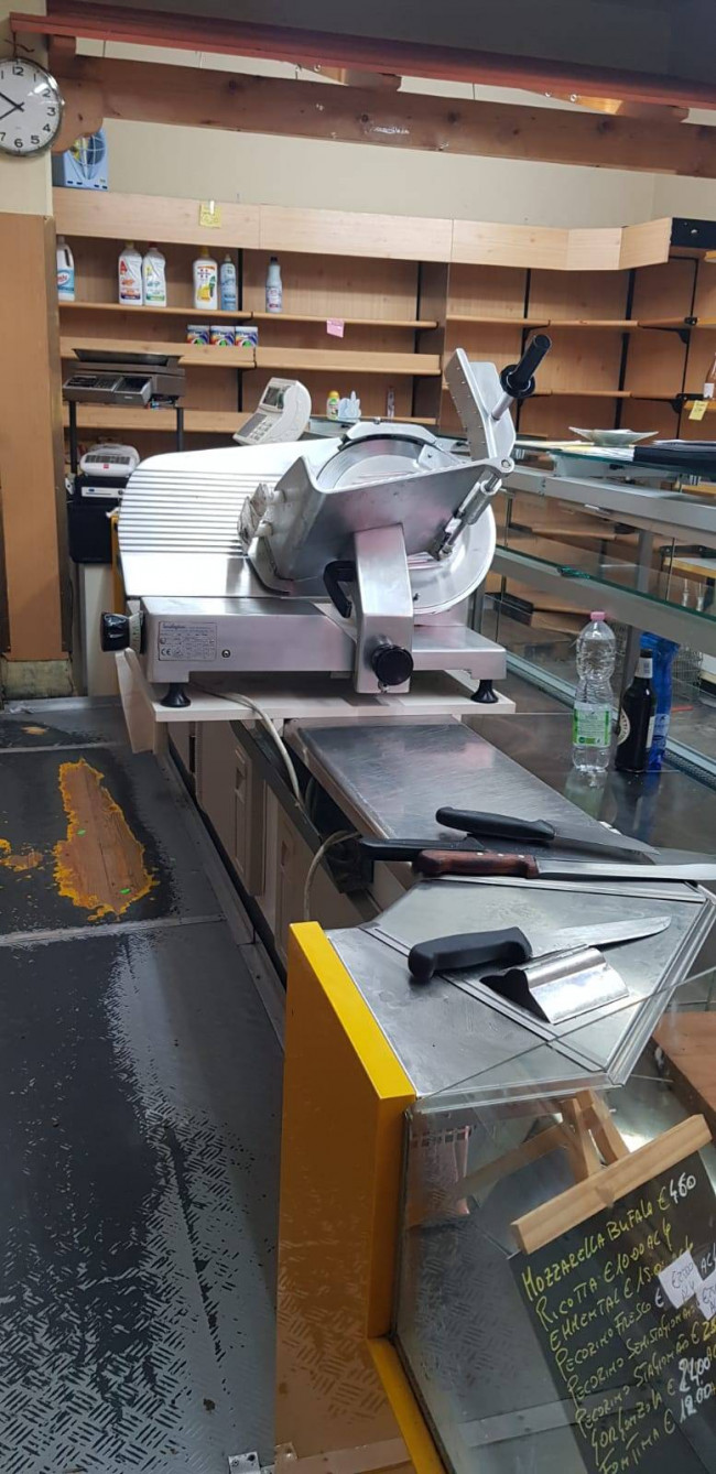 Fondo Commerciale in affitto a Capraia e Limite