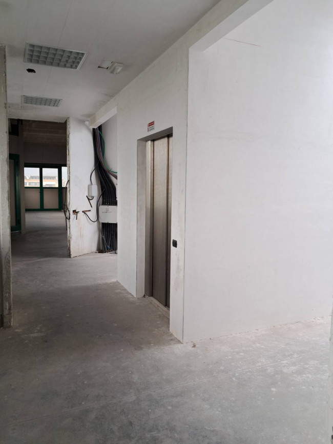 Fondo Commerciale in affitto a Massa e Cozzile