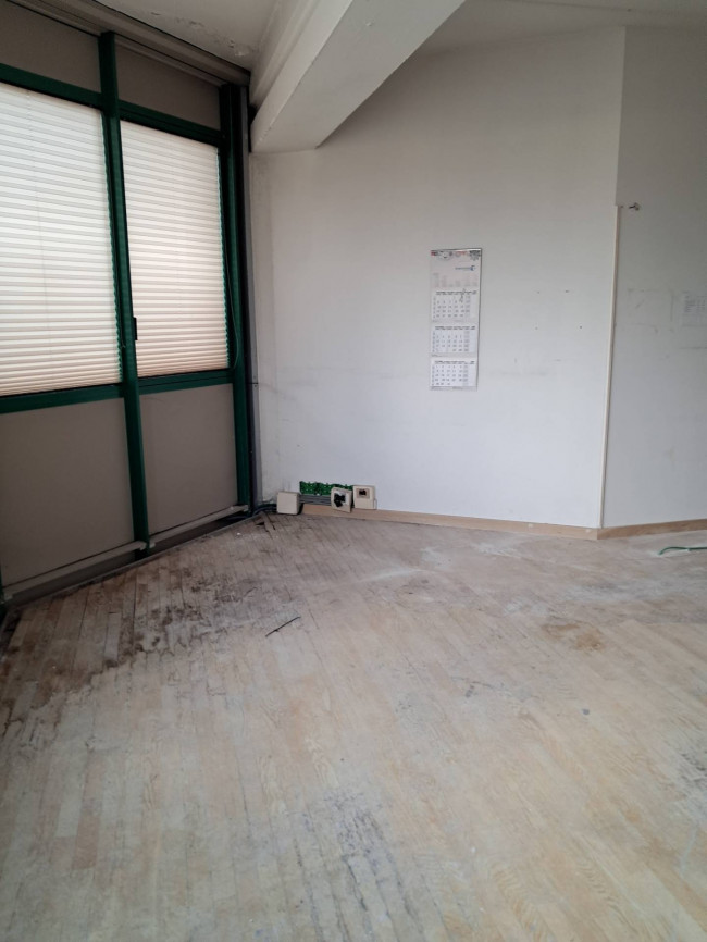 Fondo Commerciale in affitto a Massa e Cozzile