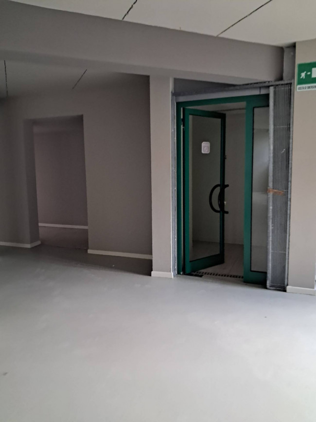 Fondo Commerciale in affitto a Massa e Cozzile