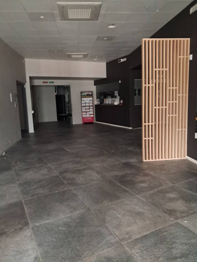 Fondo Commerciale in affitto a Massa e Cozzile