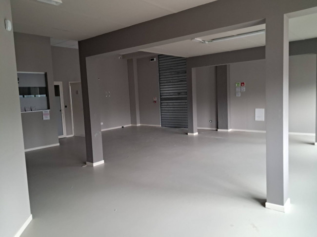 Fondo Commerciale in affitto a Massa e Cozzile