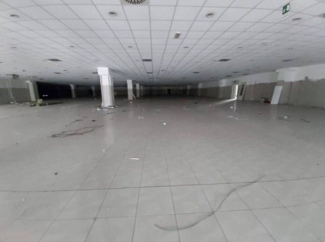 Fondo Commerciale in vendita a Cascina