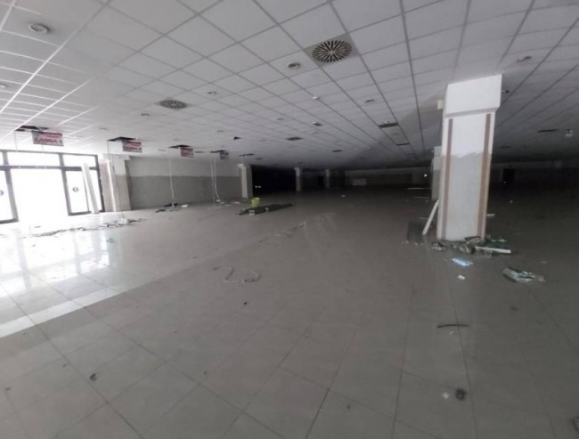 Fondo Commerciale in vendita a Cascina