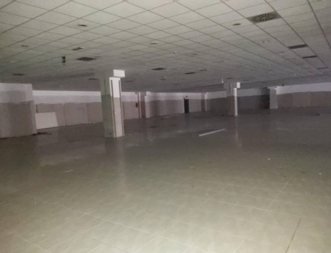 Fondo Commerciale in vendita a Cascina