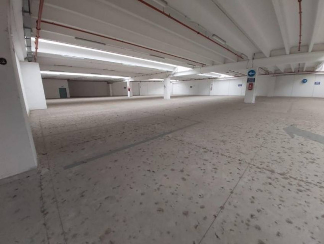 Fondo Commerciale in vendita a Cascina