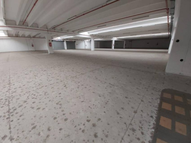 Fondo Commerciale in vendita a Cascina