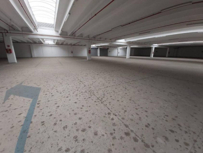 Fondo Commerciale in vendita a Cascina