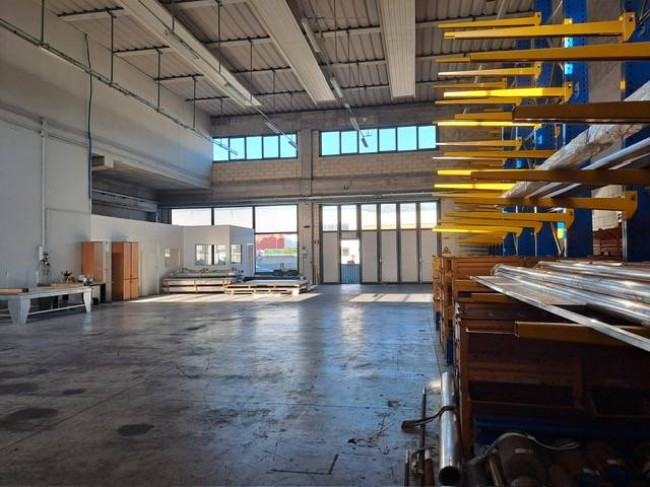 Fondo Artigianale in affitto a Capraia e Limite