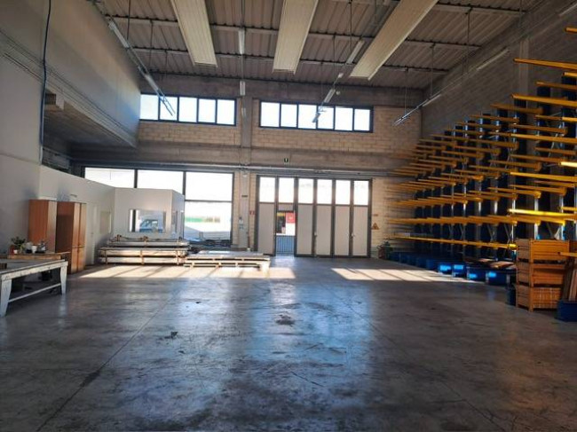 Fondo Artigianale in affitto a Capraia e Limite