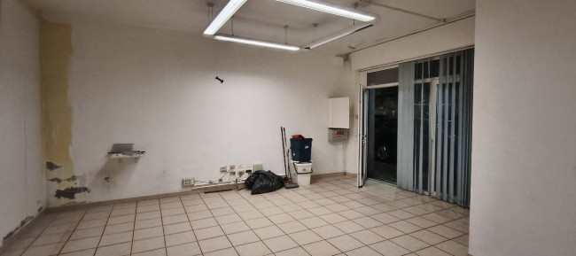 Fondo Commerciale in affitto a Lastra a Signa