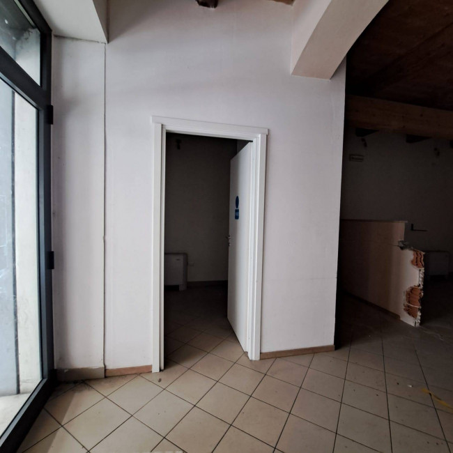 Fondo Commerciale in affitto a Meldola