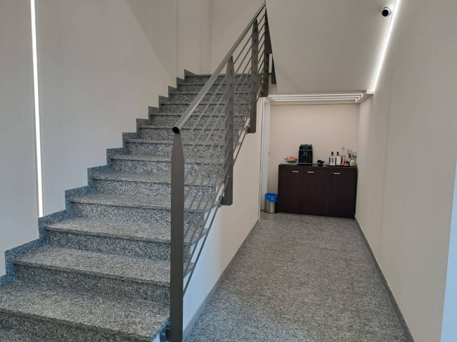 Fondo Commerciale in affitto a Prato