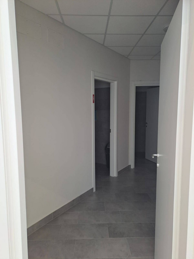 Fondo Commerciale in affitto a Prato