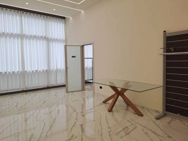 Fondo Commerciale in affitto a Prato