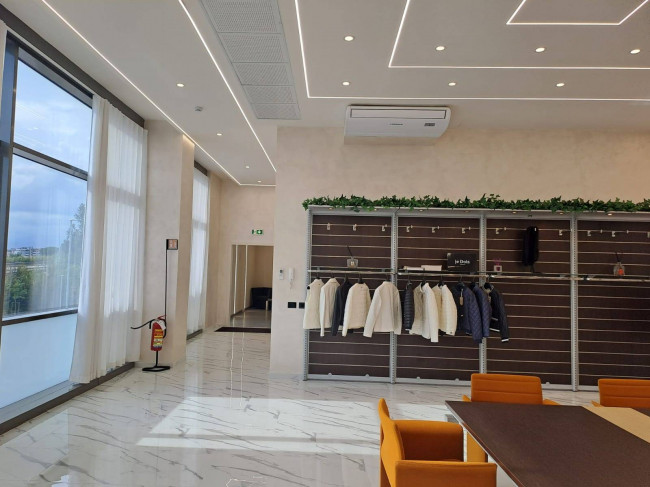 Fondo Commerciale in affitto a Prato