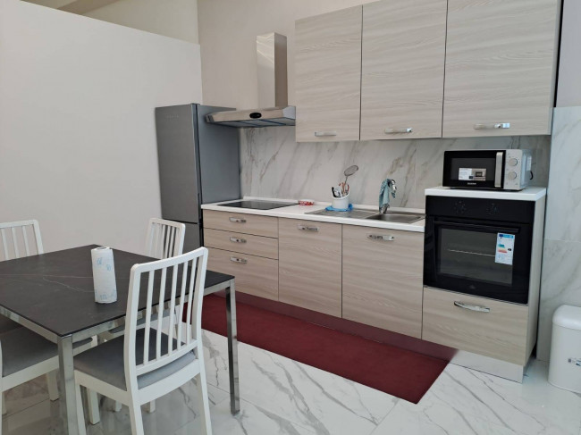 Fondo Commerciale in affitto a Prato