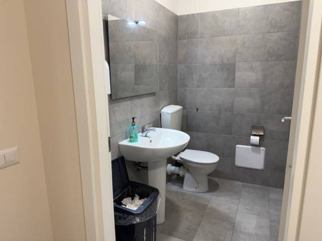 Fondo Commerciale in affitto a Prato