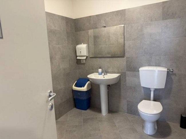 Fondo Commerciale in affitto a Prato