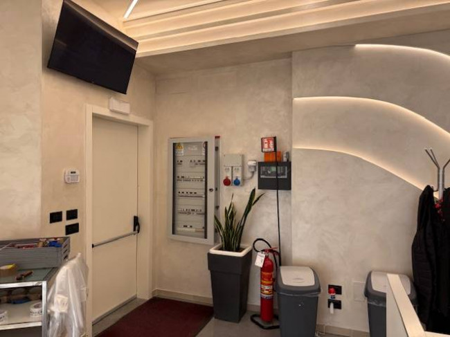 Fondo Commerciale in affitto a Prato