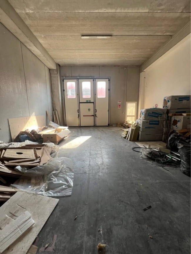 Capannone in affitto a Cascina