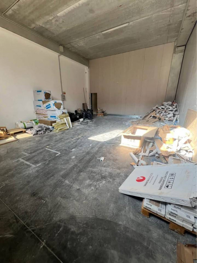 Capannone in affitto a Cascina