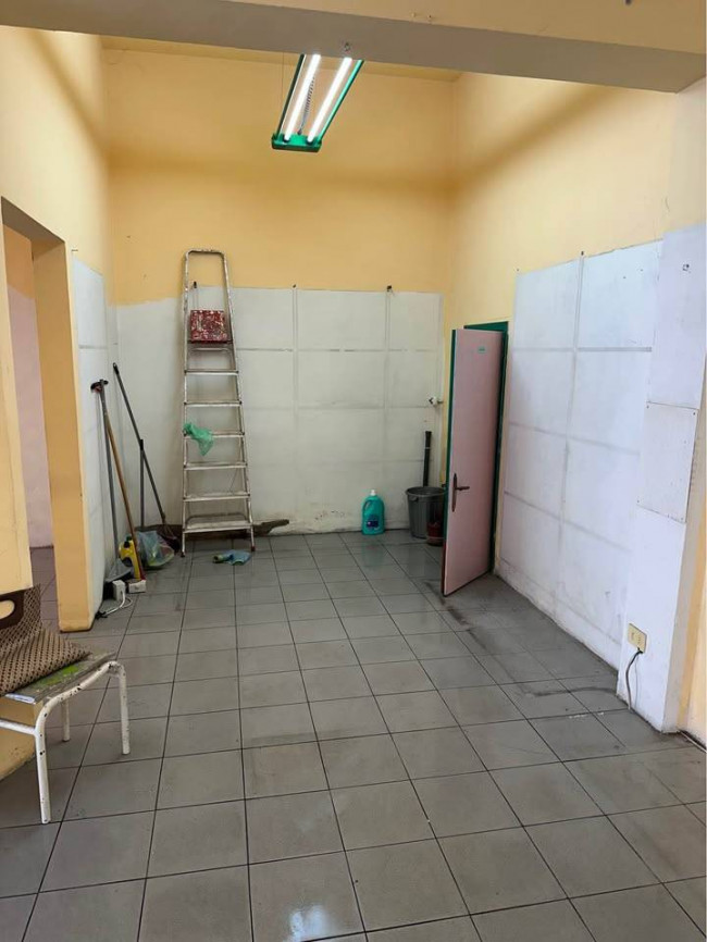 Negozio in affitto a Capraia e Limite