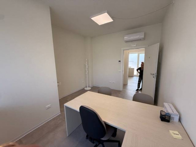 Ufficio in affitto a Capraia e Limite