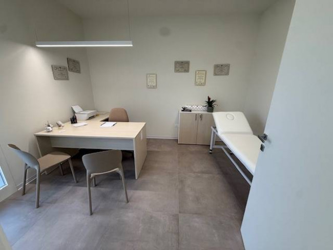 Ufficio in affitto a Capraia e Limite